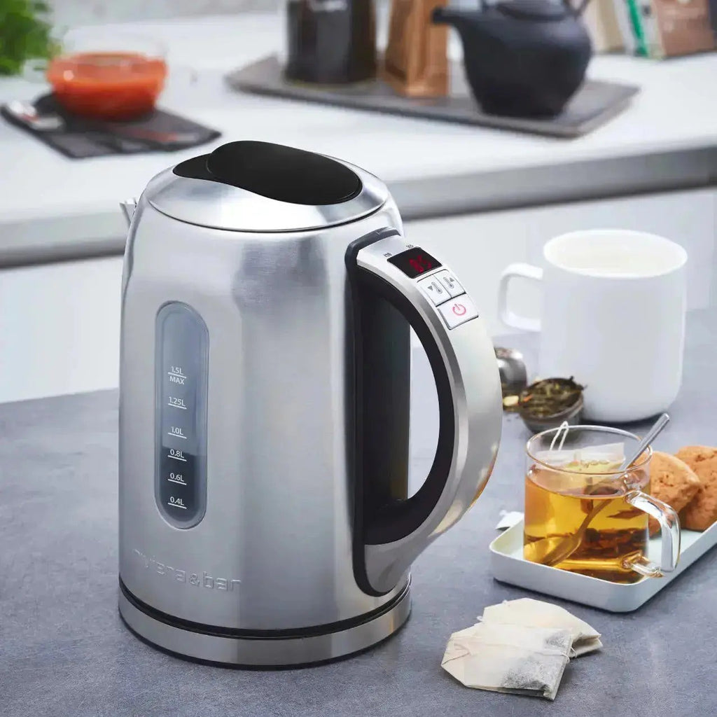 Elektrischer Wasserkocher aus Edelstahl mit digitalem Display.