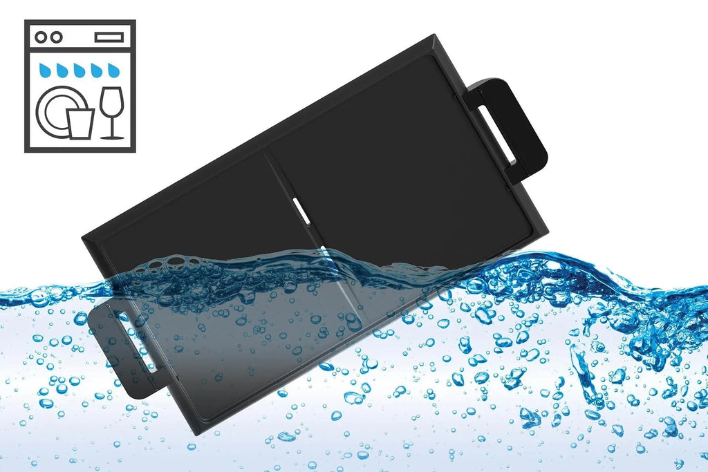 Schwarzes, spülmaschinenfestes Backblech, das in Wasser eingetaucht ist.