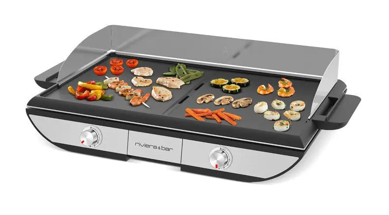 Elektrischer Grill mit Deckel und verschiedenen Lebensmitteln.