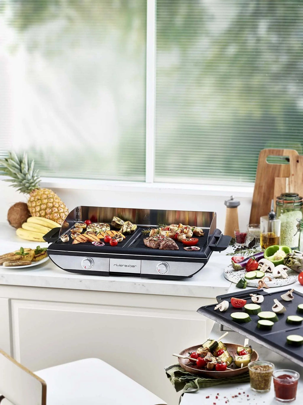 Riviera & Bar Grill mit frischem Gemüse und Obst.