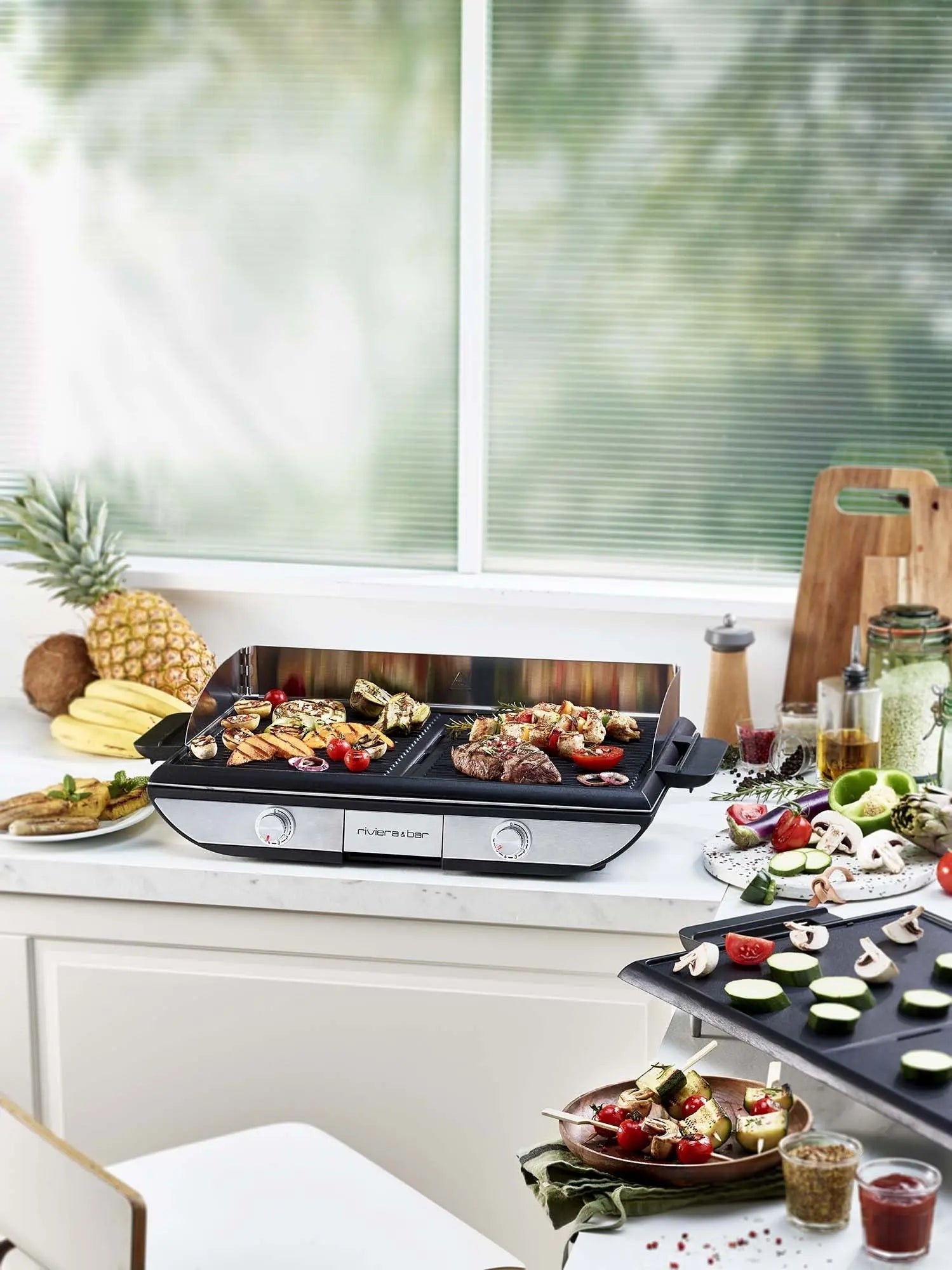 Riviera & Bar Grill mit frischem Gemüse und Obst.