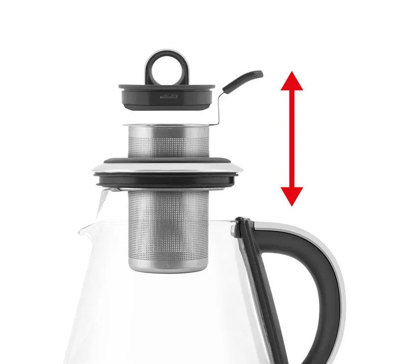 Teekanne aus Glas mit Metallsieb und schwarzem Deckel.