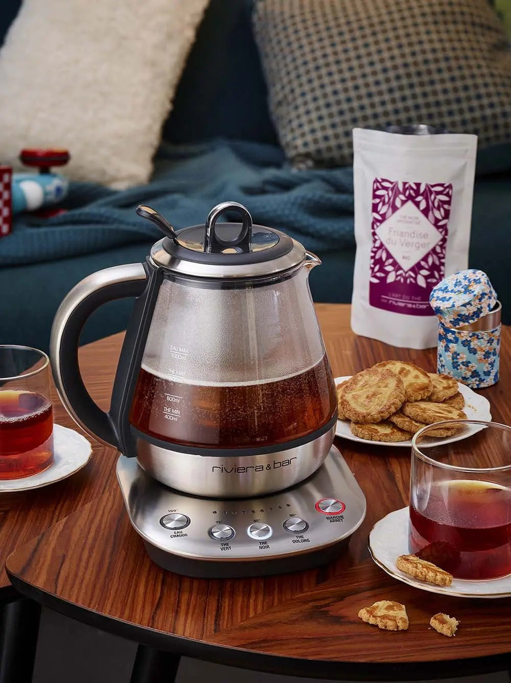 Elektrische Teekanne aus Glas und Edelstahl, Kekse, Teebeutel.