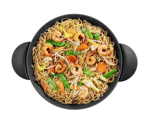 Gericht aus gebratenen Nudeln mit Garnelen.