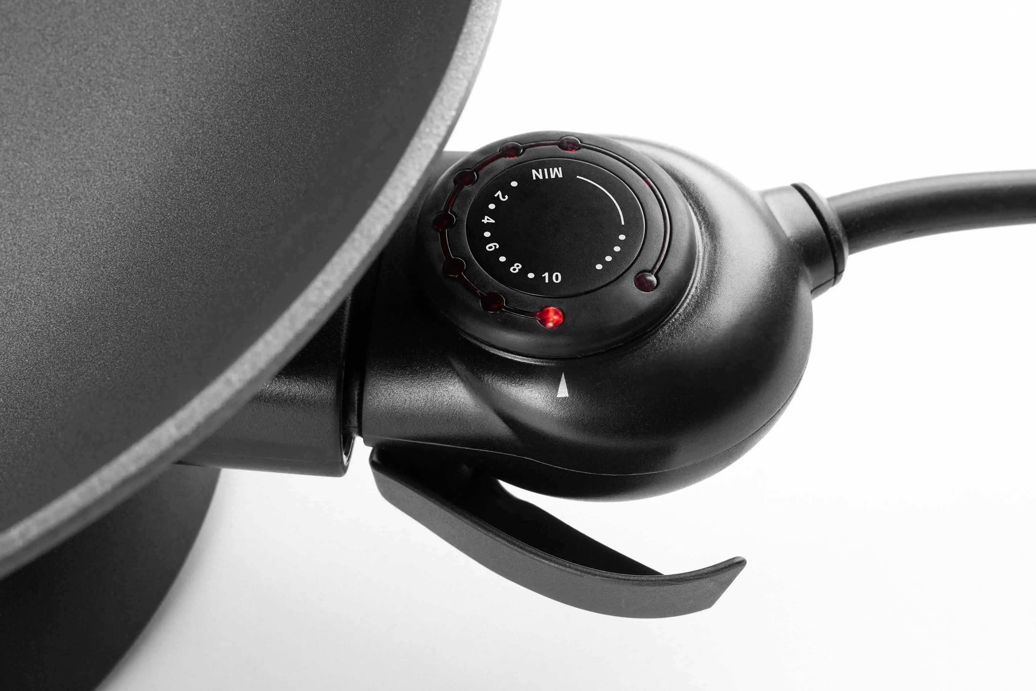 Schwarze elektrische Pfanne mit Knopf für die Temperaturregelung.